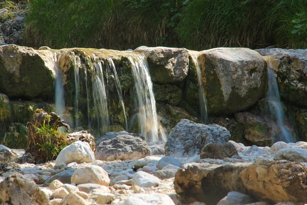 Leuchtender Wasserfall Wandbild