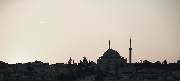 Moschee unter weitem Himmel